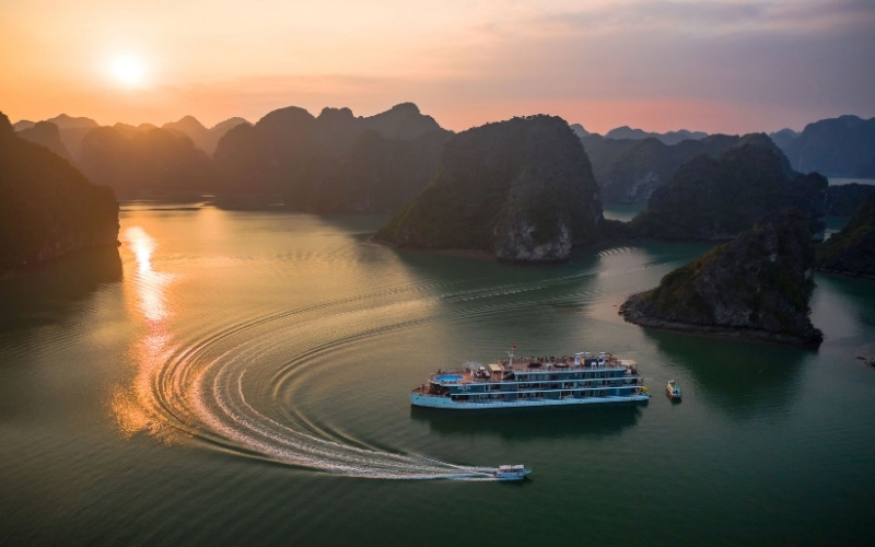 Cảnh hoàng hôn đẹp còn phụ thuộc vào mây, nắng và tầm nhìn trong từng ngày