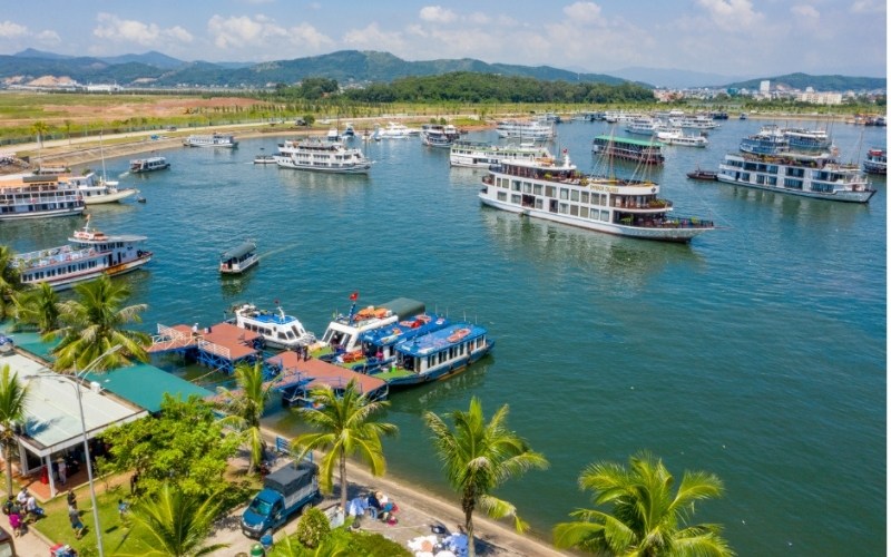 Bến Tuần Châu - Điểm xuất phát của các du thuyền ngủ đêm cao cấp