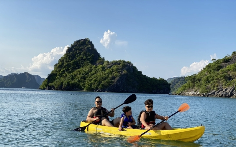 Du khách trải nghiệm hoạt động chèo kayak ngắm nhìn vịnh Lan Hạ