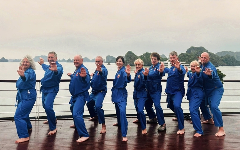 Du khách hào hứng trải nghiệm tập Vovinam vào buổi sáng sớm