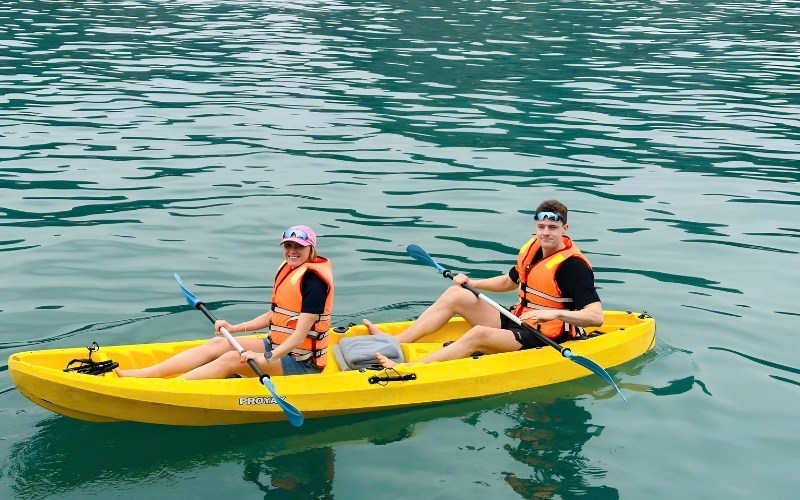Chèo kayak giúp du khách tiếp cận gần hơn với cảnh quan của vịnh