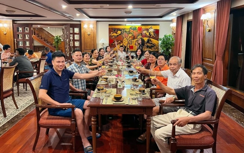 Du khách dùng bữa tối tại nhà hàng trên du thuyền